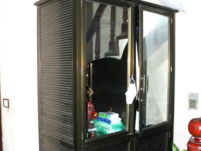 Hà Nội: Nữ sinh bị côn đồ truy sát tận nhà Tủ kính nhà bà Hợp bị các đối tượng đập vỡ