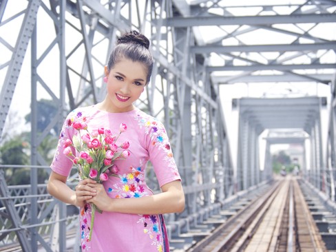 Lệ Hằng rực rỡ dưới nắng hè với áo dài cách điệu Lệ Hằng rực rỡ dưới nắng hè với áo dài cách điệu