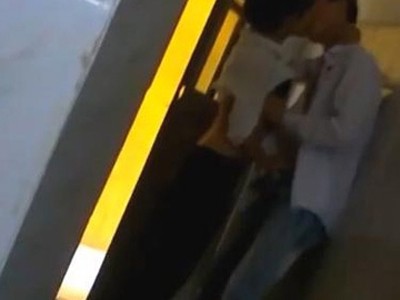 Giật mình HS 'làm chuyện ấy' trong nhà vệ sinh Giật mình HS 'làm chuyện ấy' trong nhà vệ sinh