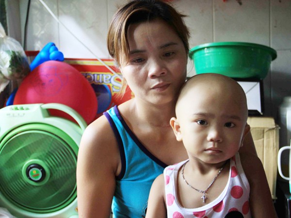 Bệnh nhi ung thư máu cần giúp đỡ Bé Nhi và mẹ ở Bệnh viện. Ung Bướu TPHCM