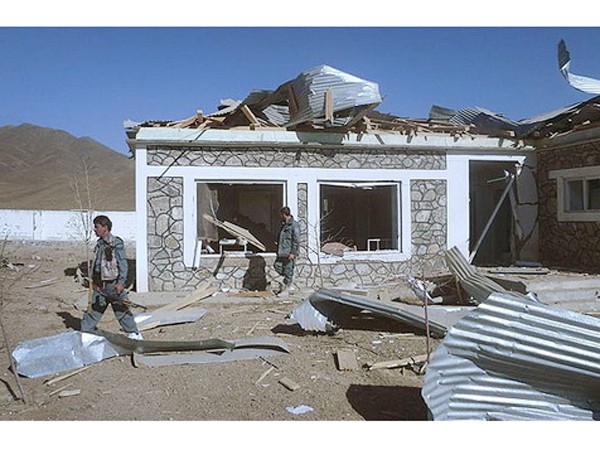 Afghanistan đánh bom cảm tử trước trụ sở NATO Cảnh sát Afghanistan điều tra bên ngoài phòng khám bị hủy hoại sau vụ nổ trước trụ sở NATO thuộc quận Mohammad Agha, tỉnh Logar, cách thủ đô Afghanistan 25 dặm. Ảnh: Telegraph