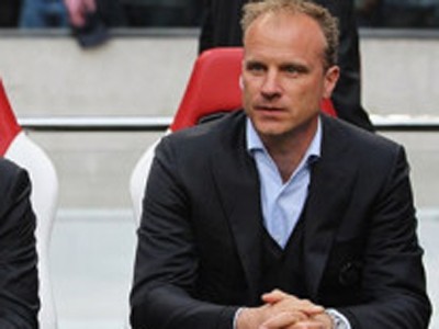 Dennis Bergkamp tiết lộ lý do sợ máy bay Dennis Bergkamp tiết lộ lý do sợ máy bay