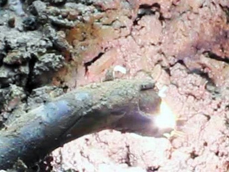 Khai quật hố phun lửa phát hiện cáp điện đứt Khai quật hố phun lửa phát hiện cáp điện đứt