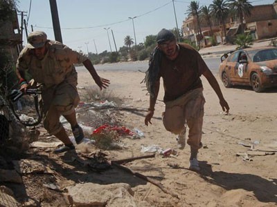 Hai con trai ông Gaddafi bị bắt, một đầu hàng Hai con trai ông Gaddafi bị bắt, một đầu hàng