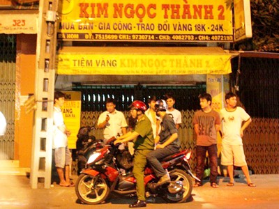 Tên cuối cùng trong nhóm dùng súng cướp tiệm vàng đầu thú Tên cuối cùng trong nhóm dùng súng cướp tiệm vàng đầu thú