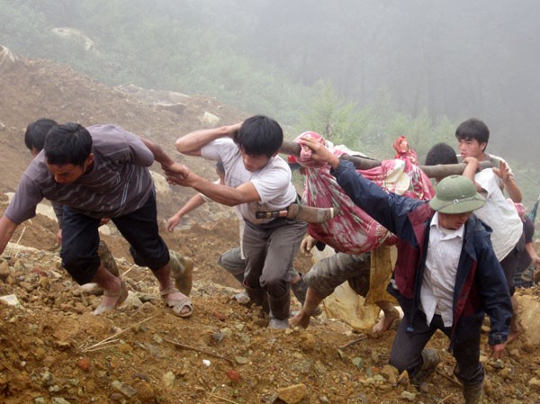 Tìm thấy thi thể nạn nhân thứ 16 bị vùi lấp ở Yên Bái Lực lượng cứu hộ vận chuyển thi thể nạn nhân khỏi khu vực sạt lở sáng 8-9
