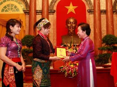 Làm cho hủ tục giảm đi, văn hóa phát huy Phó Chủ tịch nước Nguyễn Thị Doan trao thưởng cho các đại biểu thanh niên dân tộc Ảnh: Mai Xuân Tùng