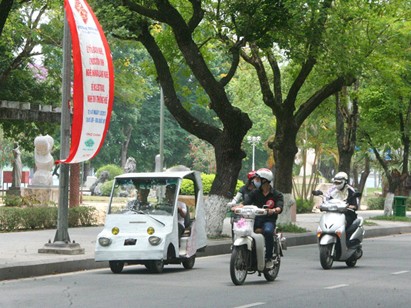 Chàng SV ráp thành công xe ô tô điện từ... đồ phế thải Chàng SV ráp thành công xe ô tô điện từ... đồ phế thải