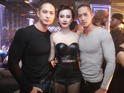 Dàn trai đẹp choáng ngợp trước độ sexy của Phương Trinh Dàn trai đẹp choáng ngợp trước độ sexy của Phương Trinh