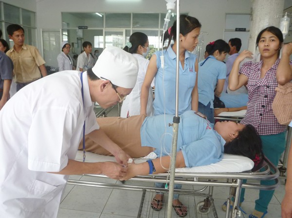 100 công nhân ngộ độc thực phẩm Công nhân cấp cứu ở bệnh viện. Ảnh: Đức Thịnh