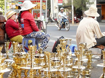 Nghề lạ ngày Tết: Đánh bóng lư đồng Nghề lạ ngày Tết: Đánh bóng lư đồng