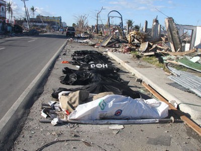 Những hố chôn tập thể ở Tacloban Những hố chôn tập thể ở Tacloban