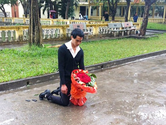 Những màn quỳ gối vì tình gây xôn xao Những màn quỳ gối vì tình gây xôn xao