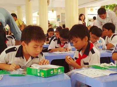 Học sinh hứng thú với mô hình năng lượng mặt trời Học sinh hứng thú với mô hình năng lượng mặt trời