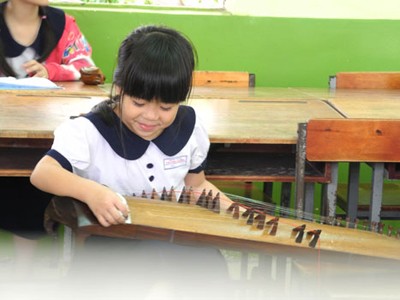 Lanh lảnh tiếng đàn tranh trong trường tiểu học Lanh lảnh tiếng đàn tranh trong trường tiểu học