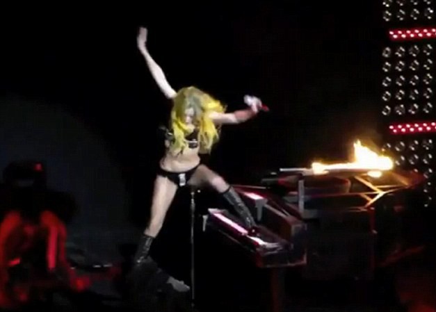 Lady Gaga ngã chổng vó trên sân khấu Lady Gaga ngã chổng vó trên sân khấu