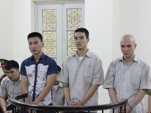 Va chạm trên bar, vác AK truy sát Va chạm trên bar, vác AK truy sát