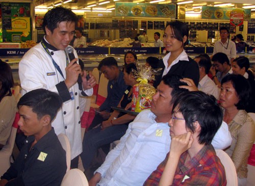 Cậu bé côi cút thành đầu bếp nổi tiếng Cậu bé côi cút thành đầu bếp nổi tiếng
