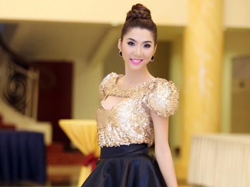 Ngọc Quyên khoe khéo ngực đầy gợi cảm Ngọc Quyên khoe khéo ngực đầy gợi cảm