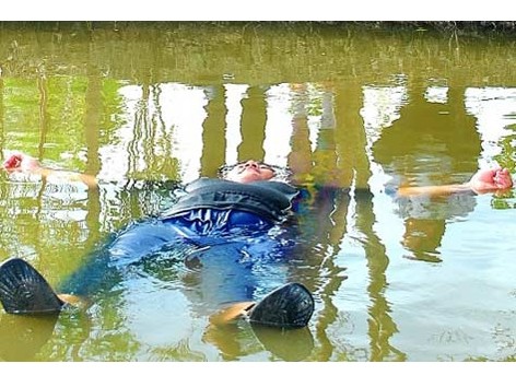 Chàng trai 120kg tự nổi trên sông Chàng trai 120kg tự nổi trên sông