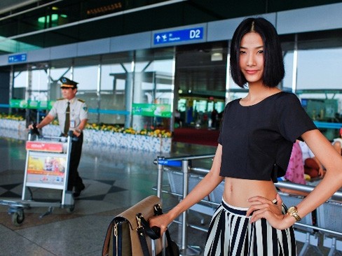Hoàng Thùy khoe eo thon táo bạo ở sân bay Hoàng Thùy khoe eo thon táo bạo ở sân bay