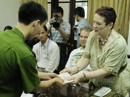 Vì sao nhà của người nước ngoài dễ bị trộm Công an trả lại tài sản bị trộm cắp cho người nước ngoài bị mất