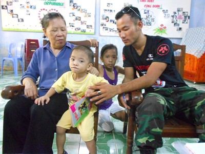 Thành 'khờ' xuyên Việt làm từ thiện Thành 'khờ' xuyên Việt làm từ thiện