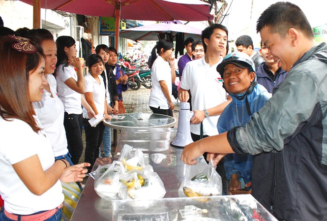 500 suất cơm 2.000 đồng vì người nghèo 500 suất cơm 2.000 đồng vì người nghèo