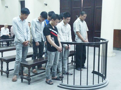 20 năm tù cho kẻ chủ mưu hiếp dâm Các bị cáo tại tòa