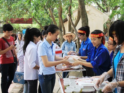 'Thiên thần áo xanh' tiếp sức từ nhà tới phòng thi 'Thiên thần áo xanh' tiếp sức từ nhà tới phòng thi