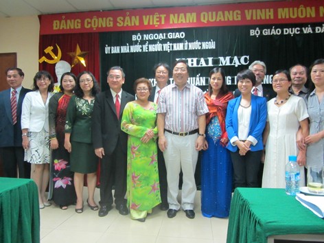Tập huấn cho giáo viên người Việt ở nước ngoài Tập huấn cho giáo viên người Việt ở nước ngoài