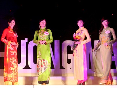 Nữ sinh Thương mại thả dáng với áo dài Nữ sinh Thương mại thả dáng với áo dài
