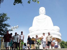 Việt Nam sắp đón khách quốc tế thứ 6 triệu Du khách nước ngoài đến Việt Nam ngày càng đông. Ảnh: Nguyễn Đình Quân