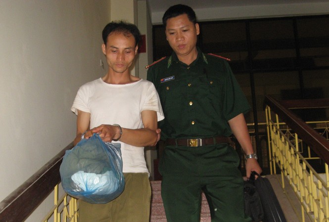 Truy tặng Huy hiệu Tuổi trẻ dũng cảm cho liệt sĩ Ngô Văn Vinh Cán bộ Cơ quan Điều tra hình sự BĐBP tiếp nhận, dẫn giải Hoàng Văn Thịnh từ Công an tỉnh Lạng Sơn (chiều 22-5)