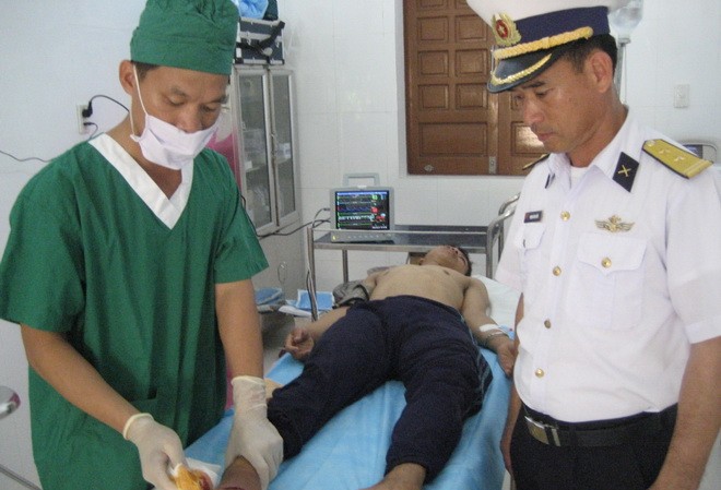 Cấp cứu ngư dân bị cá đâm ở Trường Sa Cấp cứu ngư dân bị cá đâm ở Trường Sa