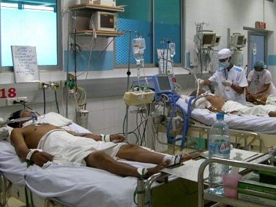 Bị dằm đâm vào chân, bé trai nguy kịch Bị dằm đâm vào chân, bé trai nguy kịch