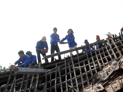 Cùng người dân khắc phục hậu quả bão Sơn Tinh Đoàn viên thanh niên huyện Hải Hậu giúp nhân dân khắc phục hậu quả sau bão Ảnh: Mai Xuân Tùng