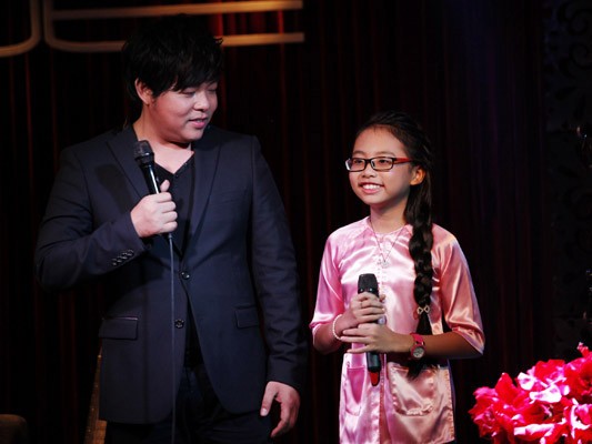 Quang Lê tặng Phương Mỹ Chi micro giá 200 triệu đồng Quang Lê tặng Phương Mỹ Chi micro giá 200 triệu đồng