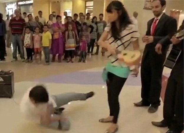 Tỏ tình 'khủng', nam sinh bị bạn gái đập đàn vào đầu Tỏ tình 'khủng', nam sinh bị bạn gái đập đàn vào đầu