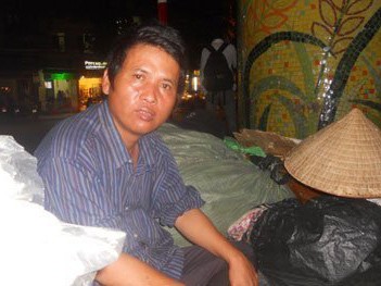 Sống gầm cầu nuôi con ăn học Sống gầm cầu nuôi con ăn học