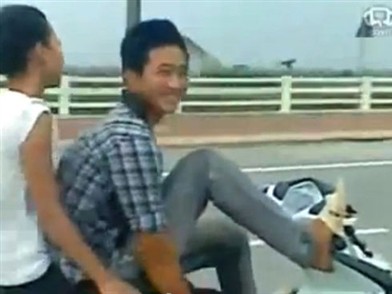 Lái xe bằng chân chở bạn gái bị phạt gần bảy triệu đồng Lái xe bằng chân chở bạn gái bị phạt gần bảy triệu đồng
