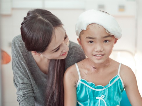 Mai Phương Thúy thăm em bé gặp tai nạn thương tâm Mai Phương Thúy thăm em bé gặp tai nạn thương tâm