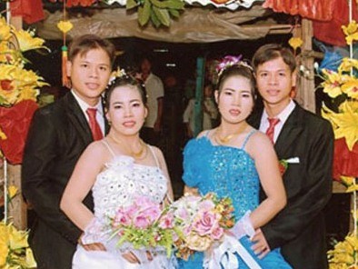 Hai cặp vợ chồng song sinh 'Tiền - Vô - Đậm - Đà' Hai cặp vợ chồng song sinh 'Tiền - Vô - Đậm - Đà'