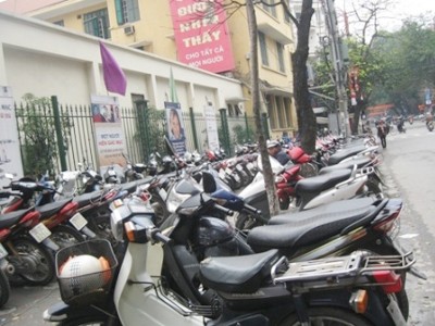 Thu hồi giấy phép sử dụng tạm hè phố trông xe vi phạm Thu hồi giấy phép sử dụng tạm hè phố trông xe vi phạm