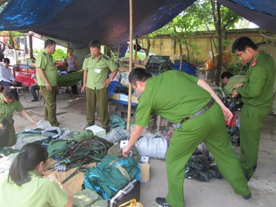 Thu giữ hàng nghìn quân trang bày bán trái phép Thu giữ hàng nghìn quân trang bày bán trái phép