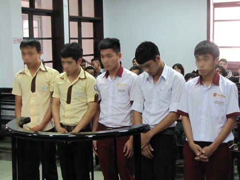 Nhóm nam sinh dàn cảnh cướp tài sản bạn Nhóm nam sinh dàn cảnh cướp tài sản bạn