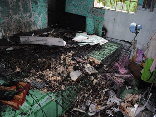 Cháy nhà, 100 triệu đồng tiền mặt ra tro Cháy nhà, 100 triệu đồng tiền mặt ra tro