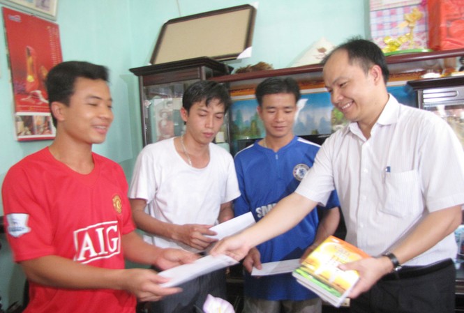 Thăm hỏi ba thanh niên bị tù oan Anh Nguyễn Mạnh Cường tặng quà ba thanh niên bị tù oan