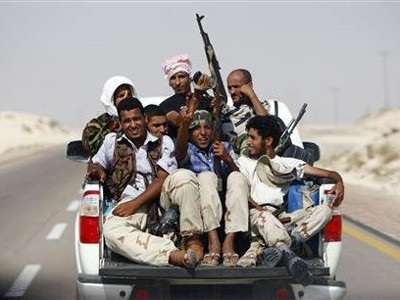 Quân nổi dậy tiến sát quê ông Gadhafi Quân nổi dậy tiến sát quê ông Gadhafi