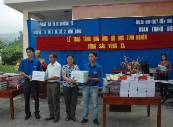 Tặng 200 áo đồng phục cho học sinh nghèo vùng cao Tặng 200 áo đồng phục cho học sinh nghèo vùng cao